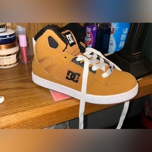 Winterized DC shoed. Size 5.5